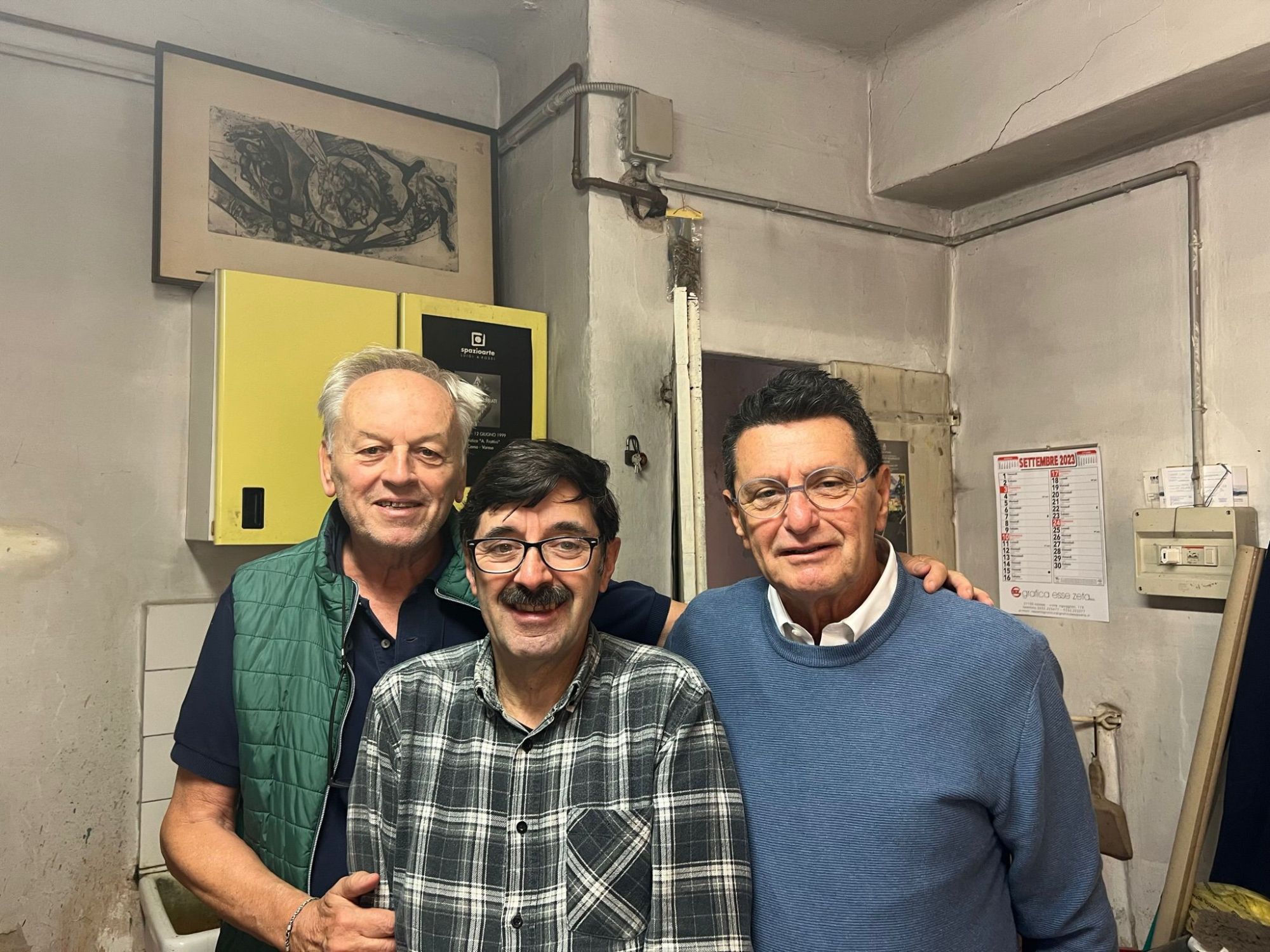 Roberto Rampinelli , Roberto Giudici e Luciano Carazzetti nel laboratorio del stampatore d'arte Roberto Giudici a Varese, 2023