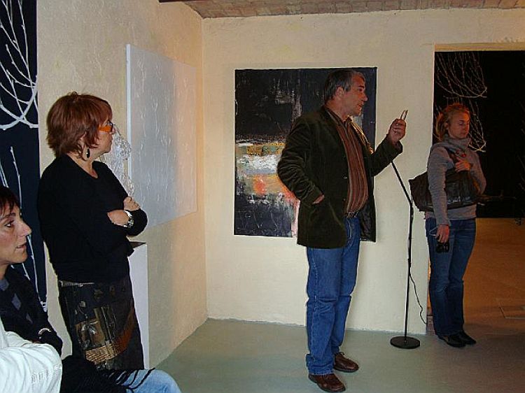 Foto pubblico della mostra "Opere recenti, quadri ad olio e sculture in bronzo"