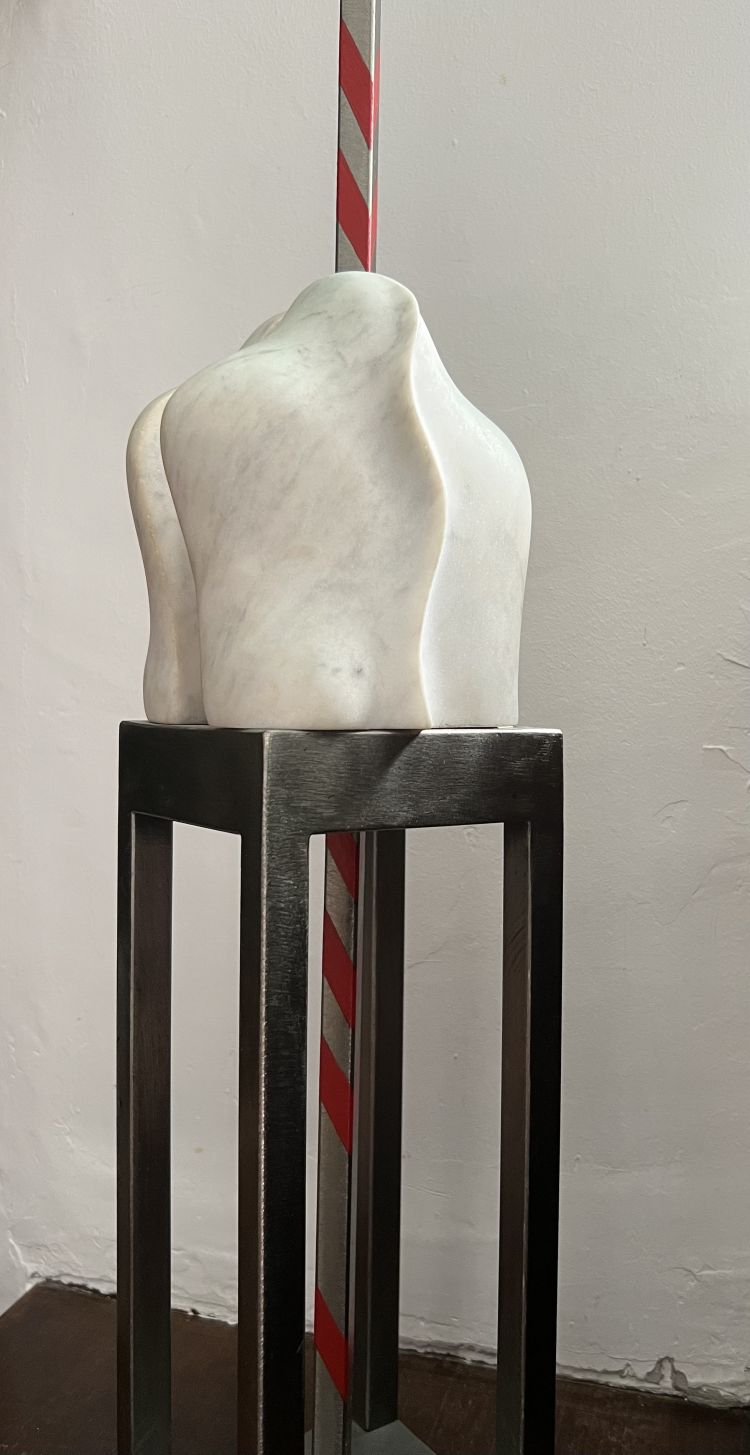 LEUBA Erica Erica Leuba, "senza titolo", scultura di metallo e marmo, 68 x 11 x 11 cm, ca. 1980.
