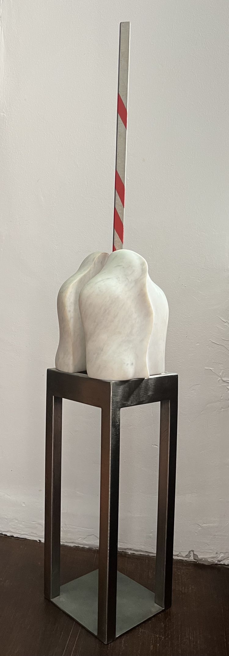 LEUBA Erica Erica Leuba, "senza titolo", scultura di metallo e marmo, 68 x 11 x 11 cm, ca. 1980.
